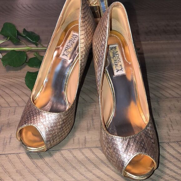 Badgley Mischika’ Humbee Gold Sparkle ✨ Open Toe Pump Snakeskin Look Leather - Picture 4 of 17